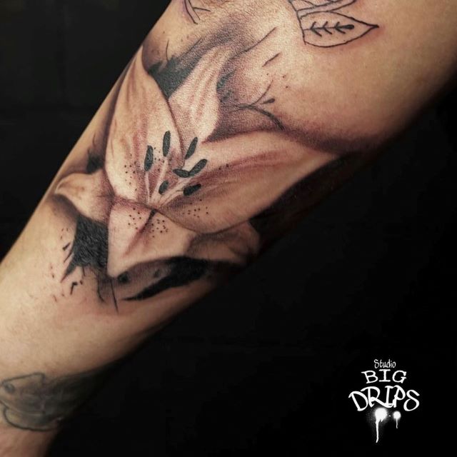 bigdrips-tattoo-studio-blume-lilie-artist-petro